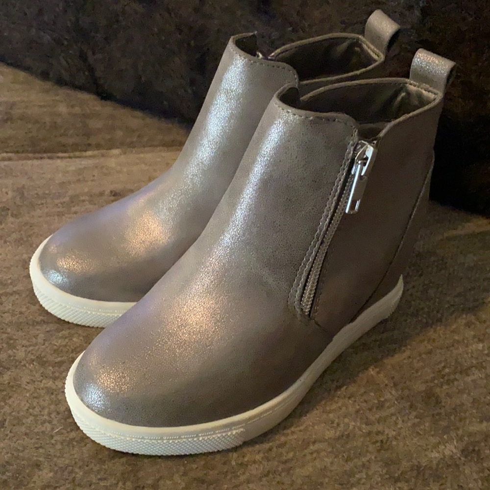 Wonder kids hidden heal shoes. Great condition